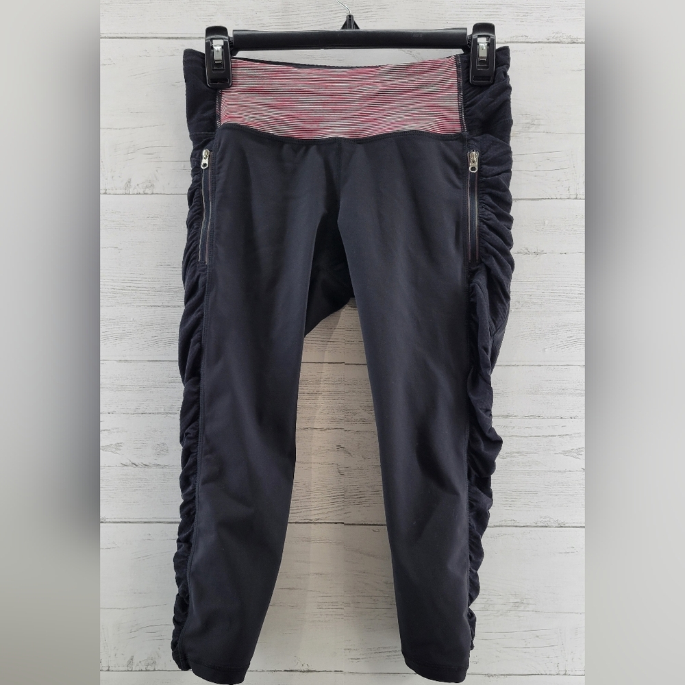 Lululemon‎ Cropped Leggings, Size 6, Black